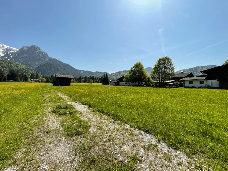 GRUNDSTÜCK