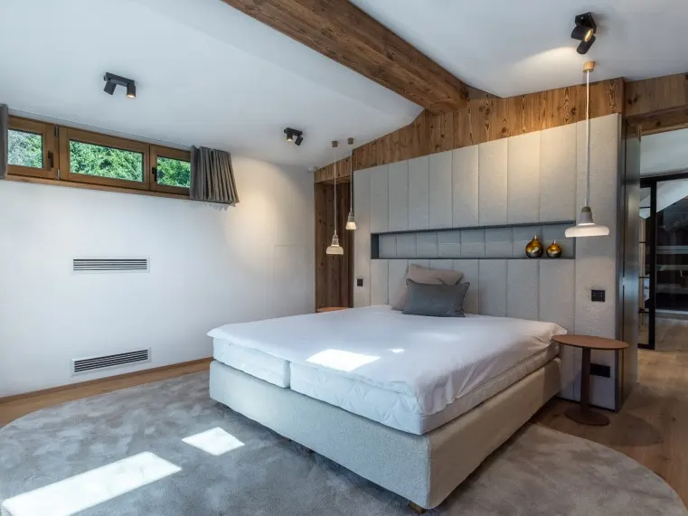 SCHLAFZIMMER MIT BALKON