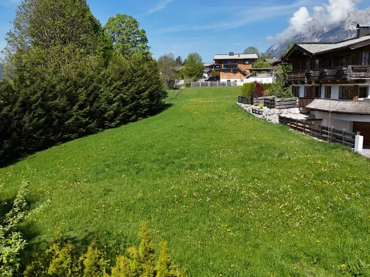 GRUNDSTÜCK