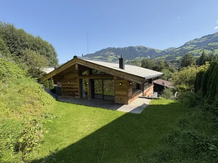 AUSSENANSICHT mit Garten
