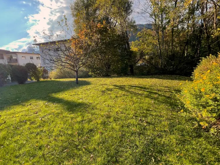 GRUNDSTÜCK