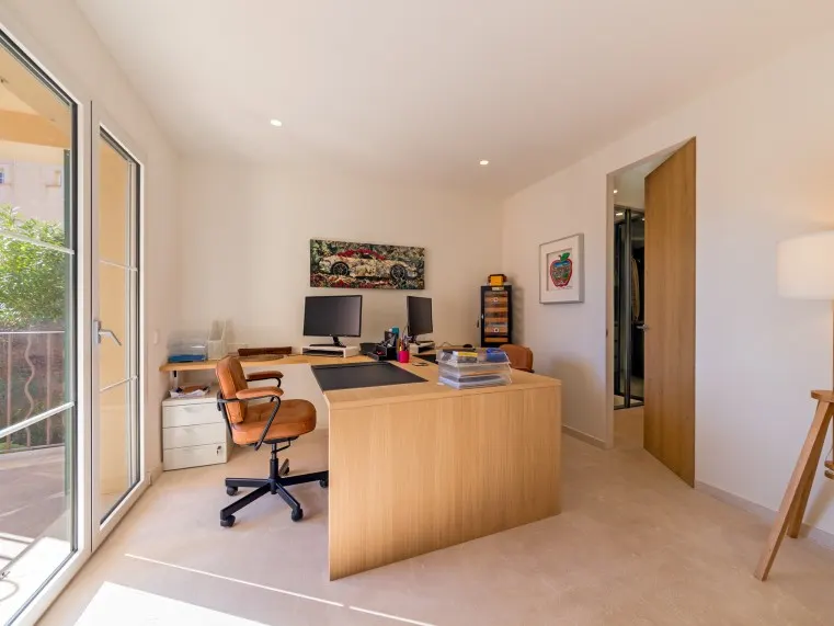 BÜRO / SCHLAFZIMMER